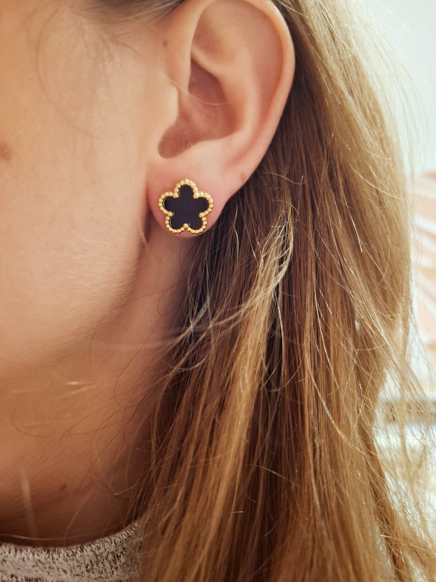 Boucles d'oreilles fleurs noires