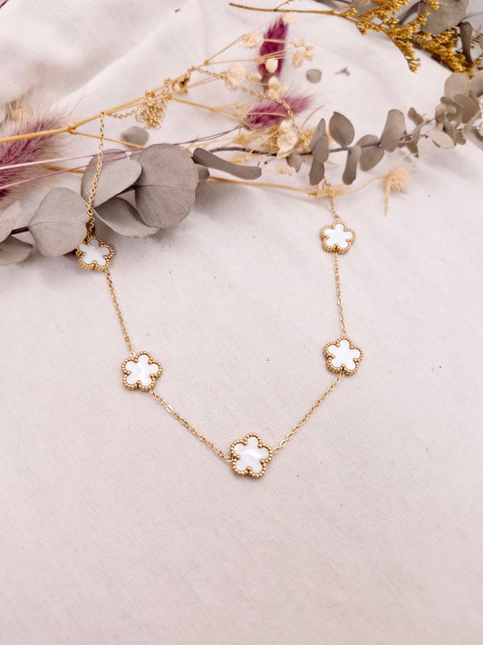 Collier fleurs blanches